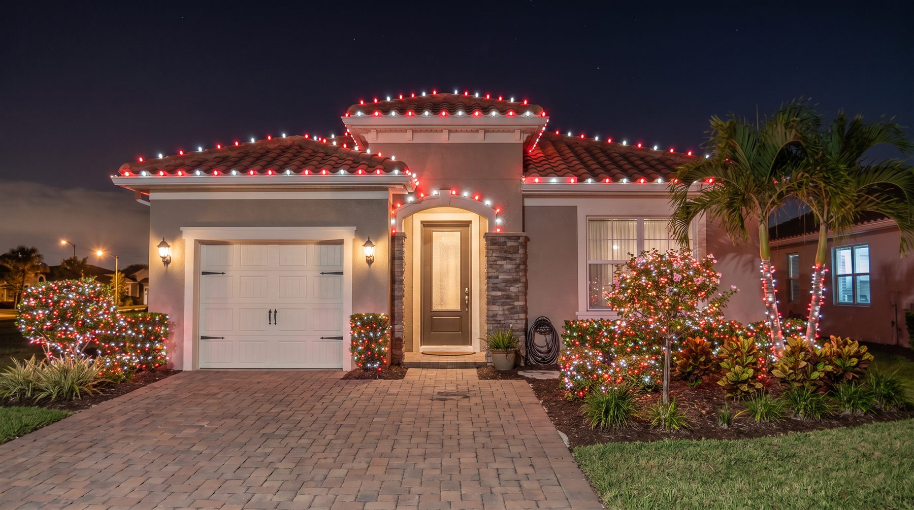 A Tampa Bay home with warm C9 roofline lighting installed